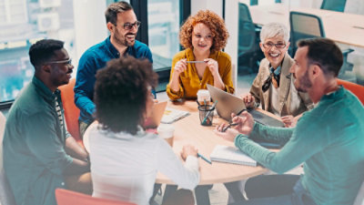 テーブルを囲んで座っている人々のグループ