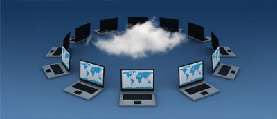 Portatili e computer disposti in cerchio intorno a una nuvola simboleggiano la tecnologia del cloud computing.