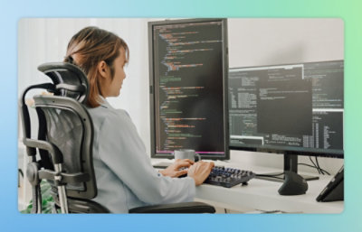 Женщина работает на ноутбуке