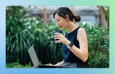 Женщина с чашкой кофе работает за ноутбуком