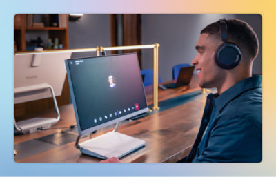 En mand er iført hovedtelefoner og kigger på en computerskærm.