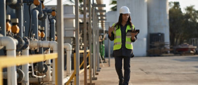 一个人穿着安全背心，戴着安全帽。