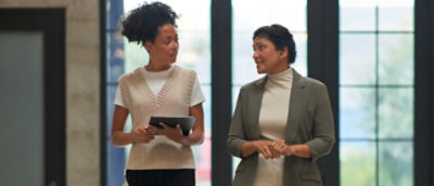 一个人拿着平板电脑与其他人交谈。