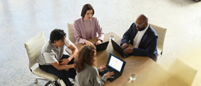 Emberek ülnek egy asztal körül és beszélgetnek