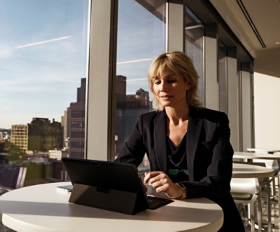 Egy személy egy számítógép képernyőjét nézi.