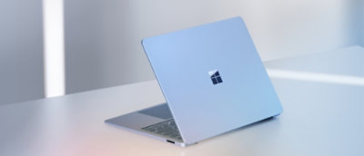 Egy asztalon fekvő laptop képe