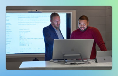 1 台のコンピューターを見ている人々。