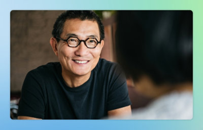 眼鏡をかけてほほえんでいる男性