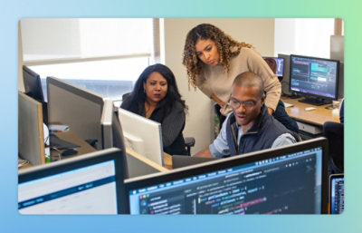 コンピューターで作業している人々のグループ。