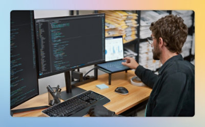 En person, der sidder ved et skrivebord og bruger en computer