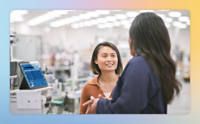 En person, der taler med en anden person