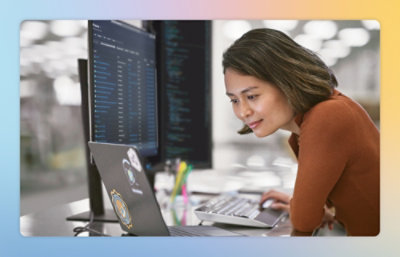 Uma pessoa a olhar para um ecrã de computador.