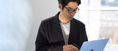 Gros plan sur un homme portant une veste noire.