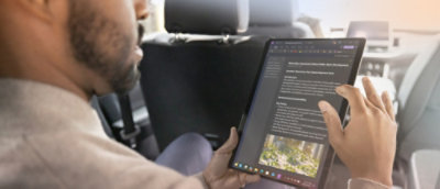 Un homme tenant une tablette.