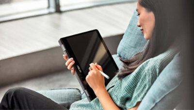 女性がタッチスクリーン タブレットで作業しています。