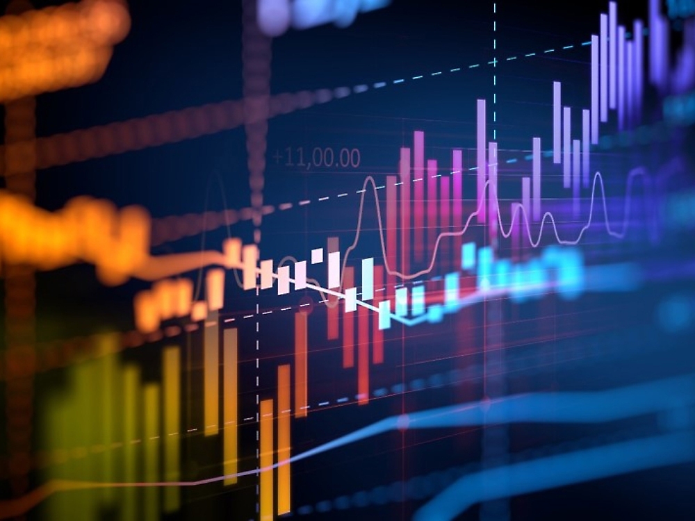Gráfico digital colorido del mercado de valores con gráficos de líneas y números mostrados, que indican las tendencias de los datos financieros.