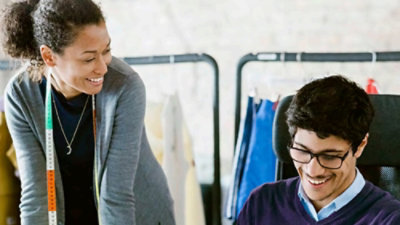 Muž a žena spolu hovoří a usmívají se