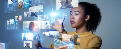 Devojka dodiruje ekran