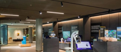 一个现代博物馆的内部展览，包括互动展示、信息面板和简约设计元素。