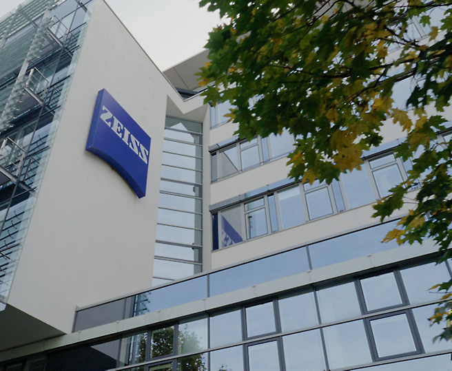 Edificio moderno de oficinas con el signo de Zeiss en la fachada.