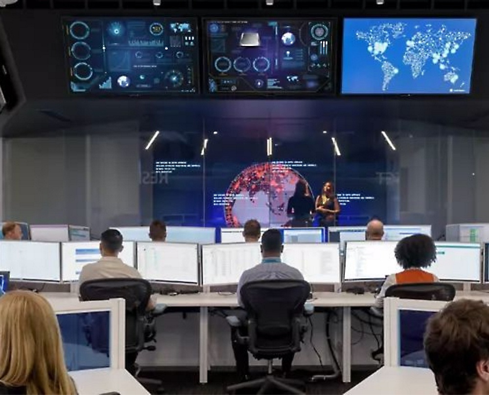 Un grupo de personas en una sala de conferencias con ordenadores