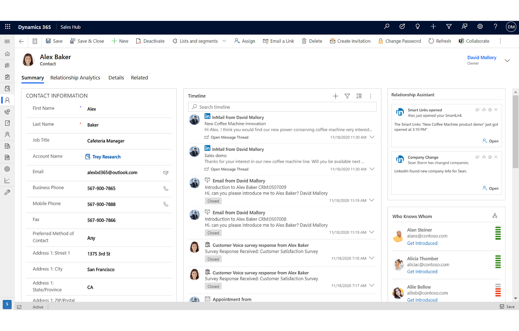 Captura de ecrã de uma interface do Microsoft Dynamics 365 a apresentar detalhes de contacto, interações por e-mail e uma linha cronológica de tarefas para uma pessoa chamada Alex Baker