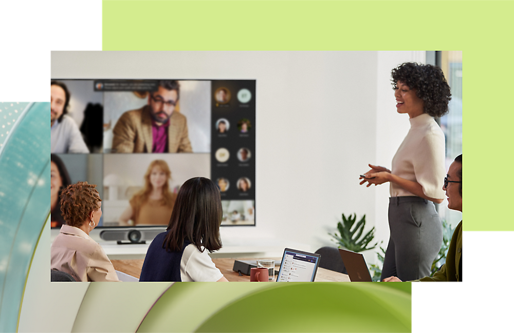 一名女子在會議室中向同事做簡報，大型螢幕上顯示視訊通話的遠端參與者。