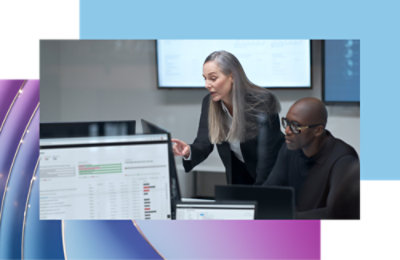 ผู้เชี่ยวชาญสองคนกําลังพูดคุยเกี่ยวกับข้อมูลบนหน้าจอคอมพิวเตอร์ในสํานักงาน