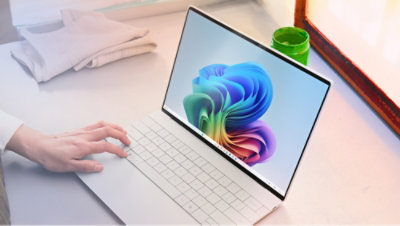 صورة لرجل يكتب على لوحة مفاتيح كمبيوتر محمول.