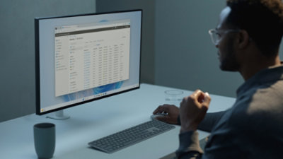 صورة لشخص يعمل على شاشة سطح المكتب.