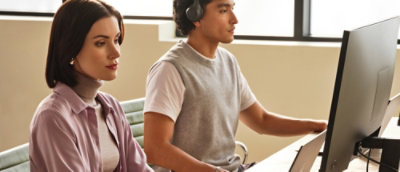 صورة لامرأة ورجل يعملان على جهاز سطح المكتب.