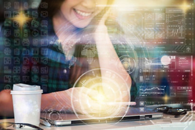 Una persona che parla al telefono, circondata da grafici di dati e icone digitali luminose sullo sfondo