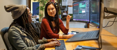 To personer diskuterer mens de ser på skjermen