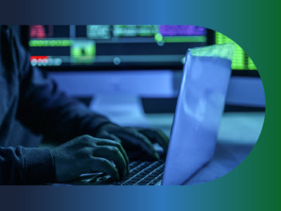 En person som skriver på et tastatur.