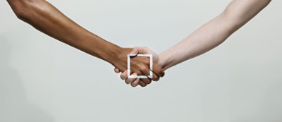 שתי ידיים בגווני עור שונים לוחצות ידיים עם שכבת-על של ריבוע לבן במרכז, מונחות נגד רקע אחיד.