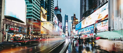 Paesaggio urbano animato con insegne illuminate, grattacieli e traffico all'imbrunire.