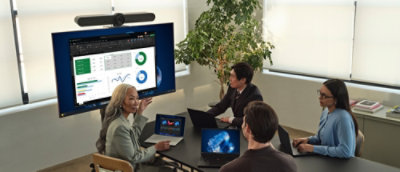 A group of people talking with eatch other and look into screen