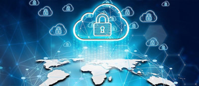 Cyfrowa ilustracja ikony chmury z symbolem kłódki, unoszącej się nad mapą świata z połączonymi liniami, reprezentująca bezpieczeństwo w chmurze.