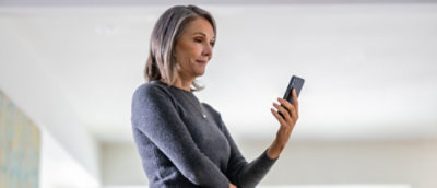 A women looking on the cell phone in hand