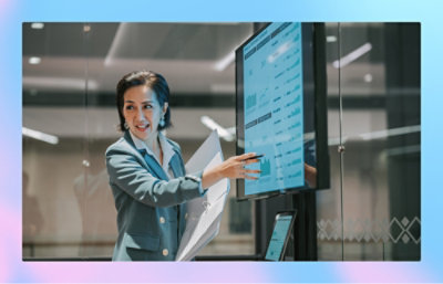 A women explaining from a screen