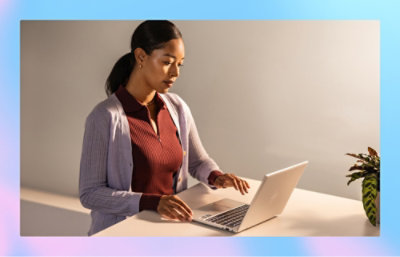 A women working in a laptop