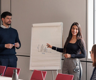 Muž a žena stojící před tabulí