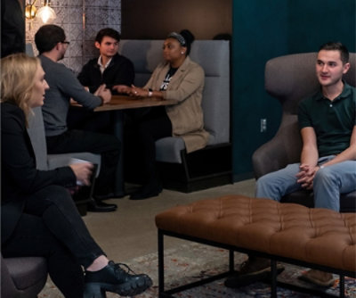 Skupina lidí, kteří sedí na židlích