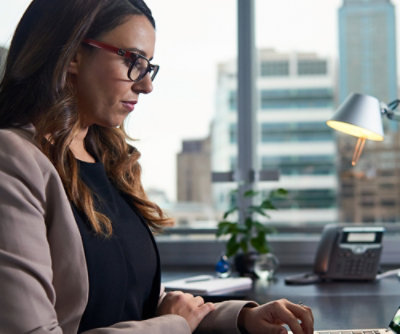 Člověk v brýlích, který se dívá na počítač