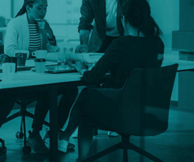 Skupina lidí, kteří sedí u stolu