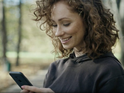 Osoba v černém tričku, která se dívá na telefon