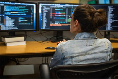 femme travaillant sur un programme informatique