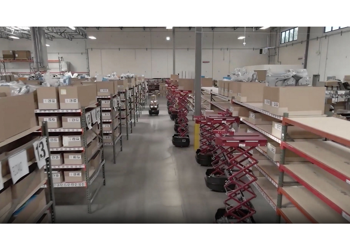 En video af et lager med mange kasser.