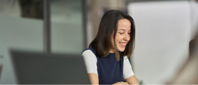 Una persona sorridente al computer