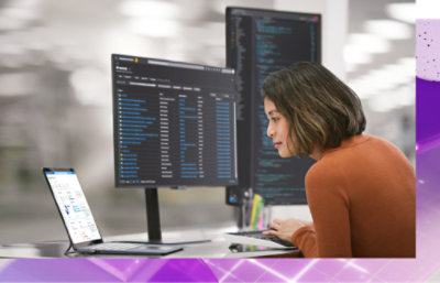 Una persona che lavora a un portatile